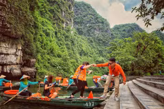 Du khách tham quan điểm đến ở Ninh Bình. (Ảnh: Mai Mai/Vietnam+)