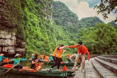 Du khách tham quan điểm đến ở Ninh Bình. (Ảnh: Mai Mai/Vietnam+)