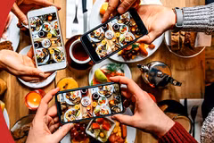 Smartphone trong xã hội hiện đại đã trở thành phương tiện kết nối và cung cấp thông tin nhanh chóng, hiệu quả cho hàng tỷ du khách khắp nơi trên thế giới. (Ảnh minh họa: CTV/Vietnam+)