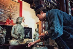 Với bộ tượng Mẫu Man Nương đặc biệt này, nghệ nhân Trần Tước phủ lên một lớp men cổ Thạch mộc miên mà anh đã phục chế được. Đây là dòng men có nguyên liệu từ đá vôi cùng phụ gia là tro từ cây gạo. (Ảnh: Xuân Mai/Vietnam+)