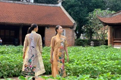 Một số mẫu áo dài được giới thiệu trong buổi họp báo chiều nay, 6/4. (Ảnh: PV/Vietnam+)