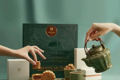 Bánh Trung Thu cao cấp: Lan tỏa ấm áp và bình an mùa COVID-19