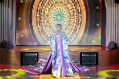 [Photo] Hoa hậu Khánh Vân thần thái trình diễn trang phục dân tộc 