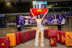 Khánh Vân mang theo 17 vali hành lý chuẩn bị choi cuộc thi. (Ảnh: CTV/Vietnam+)