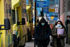 Người dân đeo khẩu trang phòng lây nhiễm COVID-19 tại London, Anh, ngày 26/1. (Ảnh: THX/TTXVN)