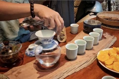 [Photo] Hướng dẫn cách thưởng hồng trà hoa cúc giữa ngày Thu Hà Nội