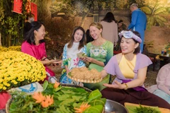 Bạn bè quốc tế hào hứng diện áo dài trải nghiệm Tết cổ truyền Việt Nam