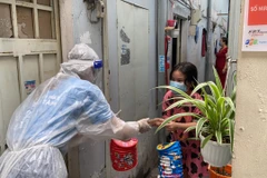 Trẻ em trong khu vực phong tỏa được tặng quà Trung Thu. (Ảnh: CTV/Vietnam+)