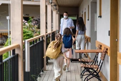 Người dân toàn cầu đang phải "quay lưng" với du lịch do dịch COVID-19 bùng phát cùng những biến chủng mới ngày càng nguy hiểm. (Ảnh minh họa: CTV/Vietnam+)