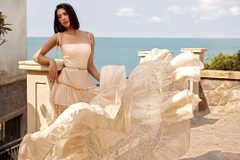 Hoa hậu Tiểu Vy siêu quyến rũ trong bộ sưu tập Hè của Lê Thanh Hòa 