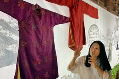 Nhà thiết kế Minh Hạnh giới thiệu về lịch sử áo dài Việt Nam qua các thời kỳ. (Ảnh: Xuân Mai/Vietnam+)