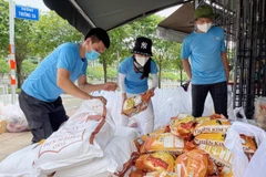 Những món quà chuẩn bị được trao tận tay người lao động nghèo. (Ảnh: CTV/Vietnam+)