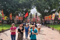 Du khách quốc tế tham quan Văn Miếu-Quốc Tử Giám ngay trước thời điểm COVID-19 bùng phát khắp nơi trên thế giới. (Ảnh: Huy Hoàng/Vietnam+)