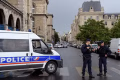 Cảnh sát có vũ trang phong tỏa hiện trường bên ngoài nhà thờ Notre-Dame ngày 6/6. (Nguồn: AFP/TTXVN)