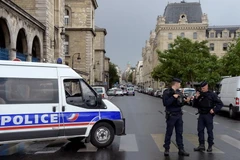 Cảnh sát có vũ trang phong tỏa hiện trường bên ngoài nhà thờ Notre-Dame ngày 6/6. (Nguồn: AFP/TTXVN)