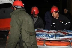 Vận chuyển thi thể nạn nhân vụ nổ khỏi hiện trường. (Nguồn: AA)