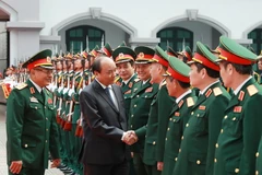 Thủ tướng Nguyễn Xuân Phúc với các cán bộ chủ chốt Tổng cục II. (Ảnh: Thống Nhất/TTXVN)