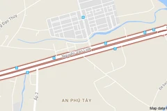 Xe máy va chạm với xe tải, hai người thương vong 