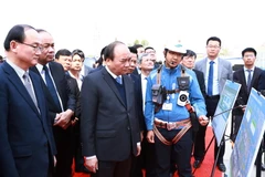 Thủ tướng Nguyễn Xuân Phúc thăm nhà máy số 3 Tập đoàn Samsung Display Việt Nam. (Ảnh: Thống Nhất/TTXVN)