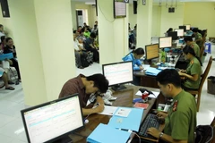 Người dân đến cấp, sửa đổi hộ chiếu tại Phòng Quản lý Xuất nhập cảnh Công an Thành phố Hồ Chí Minh. (Ảnh: Mạnh Linh/TTXVN)