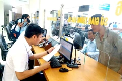 Người dân đến làm thủ tục hành chính tại Trung tâm Hành chính công tỉnh Hòa Bình. (Ảnh: Nhan Sinh/TTXVN)