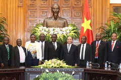 Thủ tướng Nguyễn Xuân Phúc chụp ảnh chung với đoàn Bộ trưởng của Tanzania. (Ảnh: Thống Nhất/TTXVN)