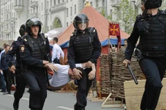 Cảnh sát Nga bắt giữ một người biểu tình quá khích ở Moskva. (Nguồn: EPA)