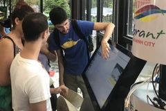 Du khách nước ngoài dễ dàng tra cứu thông tin du lịch bằng công nghệ hiện đại. (Ảnh: Gia Thuận/TTXVN)