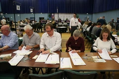 Các nhân viên Ủy ban bầu cử Anh tiến hành kiểm phiếu cuộc bầu cử Quốc hội ở Maidenhead ngày 8/6. (Nguồn: AFP/TTXVN)