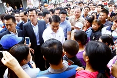 Chủ tịch Ủy ban Nhân dân thành phố Hà Nội Nguyễn Đức Chung với bà con xã Đồng Tâm, tháng 4/2017. (Ảnh: An Đăng/TTXVN)