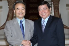 Chủ tịch Ủy ban Nhân dân Thành phố Hồ Chí Minh Nguyễn Thành Phong tiếp Đoàn Liên minh Nghị sỹ tỉnh Aichi-Nhật Bản do ông Naoe Hirobumi, Chủ tịch Liên minh Nghị sỹ làm trưởng đoàn. (Ảnh: Thanh Vũ/TTXVN)