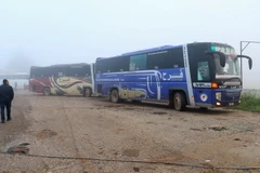 Xe buýt chở người dân Syria sơ tán khỏi vùng chiến sự. (Nguồn: Reuters)