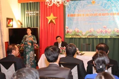 Chủ tịch Quốc hội Nguyễn Thị Kim Ngân đến thăm và nói chuyện với cán bộ, nhân viên Đại sứ quán tại Cộng hòa Séc. (Ảnh: Trọng Đức/TTXVN)