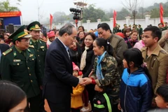 Ông Nguyễn Thiện Nhân chia sẻ niềm vui với bà con nơi vùng biên giới. (Ảnh: Diệp Anh/TTXVN)