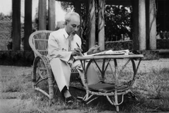 Chủ tịch Hồ Chí Minh sửa bản tin tại Phủ Chủ tịch. (Nguồn: TTXVN)