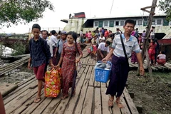 Người dân sơ tán khỏi thị trấn Maungdaw, bang Rakhine để tránh bạo lực ngày 26/8. (Nguồn: EPA/TTXVN)