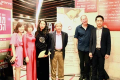 Đạo diễn Nguyễn Hoàng Điệp chụp ảnh lưu niệm cùng đại diện Đại sứ quán Việt Nam tại Israel. (Ảnh: Việt Thắng/Vietnam+)