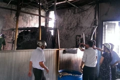 Hiện trường vụ cháy Trường trung học cơ sở Trần Quốc Tuấn. (Ảnh: Mạnh Linh/TTXVN)