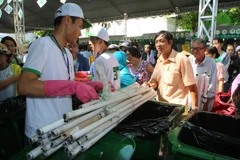 Người dân đến đổi đồ cũ lấy đồ mới tại ngày hội. (Ảnh: Hoàng Hải/TTXVN)