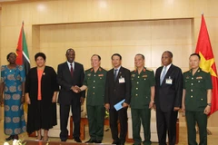 Thủ tướng Carlos Agostinho do Rosario và Thượng tướng Phạm Ngọc Minh chụp ảnh cùng các đại biểu. (Nguồn: mod.gov.vn)