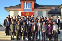 Các đại biểu dự tọa đàm chụp ảnh chung. (Ảnh: Hoàng Hoa/TTXVN)