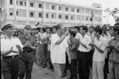 Tổng Bí thư Lê Duẩn thăm nhà máy đóng tàu Ba Son, Thành phố Hồ Chí Minh, ngày 19/3/1980. (Ảnh: Tư liệu TTXVN)
