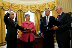 Ông Jeff Sessions tuyên thệ nhậm chức tại Nhà Trắng trước sự chứng kiến của Tổng thống Mỹ Donald Trump và Phó Tổng thống Mike Pence. (Nguồn: Reuters)