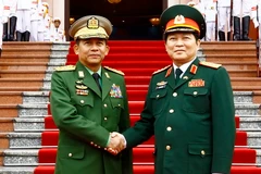Đại tướng, Bộ trưởng Bộ Quốc phòng Ngô Xuân Lịch (bên phải) đón Thống tướng Min Aung Hlaing. (Ảnh: An Đăng/TTXVN)