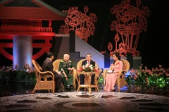 Giao lưu với các nhân chứng lịch sử tại chương trình. (Ảnh: Trọng Đạt/TTXVN)