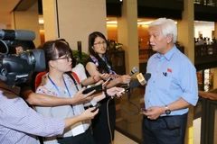 Đại biểu Quốc hội tỉnh Đồng Nai Dương Trung Quốc trả lời phỏng vấn báo chí. (Ảnh: Doãn Tấn/TTXVN)