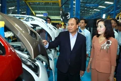Thủ tướng Nguyễn Xuân Phúc đến thăm Nhà máy ôtô Hyundai Thành Công Việt Nam (huyện Gia Viễn). (Ảnh: Thống Nhất/TTXVN)