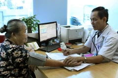 Khám, tư vấn sức khỏe cho người cao tuổi. (Ảnh: Dương Ngọc/TTXVN)
