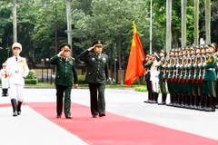 Đại tướng Ngô Xuân Lịch, Bộ trưởng Bộ Quốc phòng và Thượng tướng Phạm Trường Long, Phó Chủ tịch Quân ủy Trung ương Trung Quốc duyệt đội danh dự Quân đội nhân dân Việt Nam. (Ảnh: An Đăng/TTXVN)