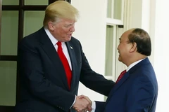 Tổng thống Hoa Kỳ Donald Trump đón Thủ tướng Nguyễn Xuân Phúc tại cửa Nhà Trắng. (Ảnh: Thống Nhất/TTXVN)